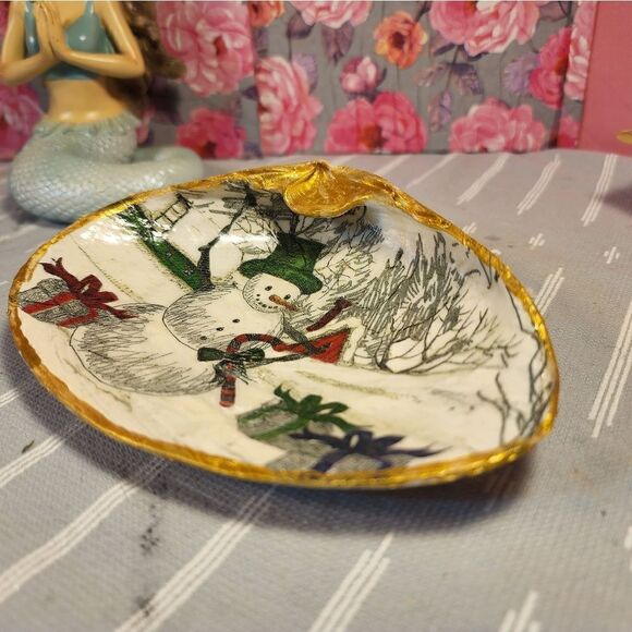 DECOUPAGE CLAM SHELL DECOUPAGE SNOWMAN ON A CLAM SHELL TRINKET DISH - Picture 7 of 10